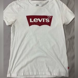 basic white levi top with logo